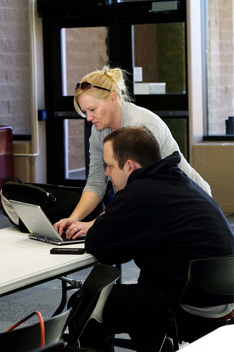 studnets focused on computer 
